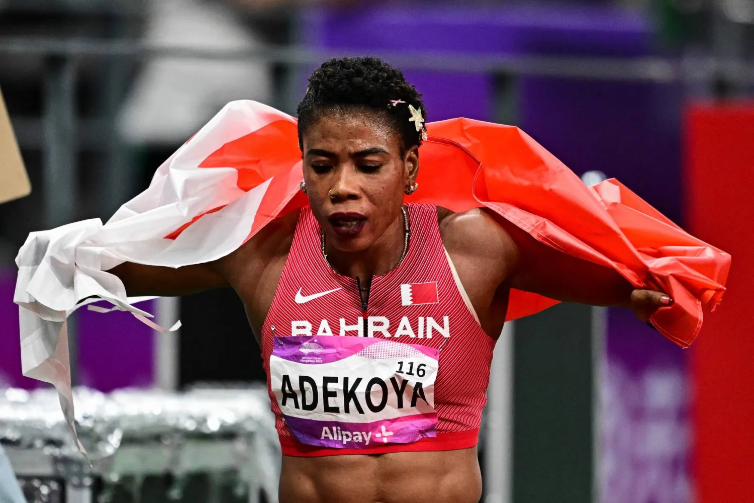 البحرينية أديكويا تحتفل بفوزها بسباق 400 متر (أ.ف.ب)