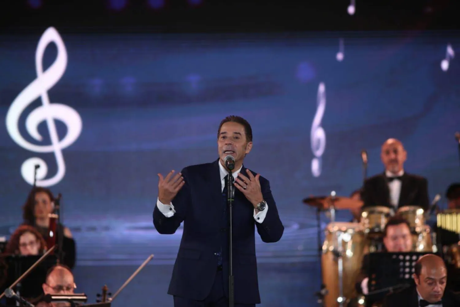 الفنان المصري مدحت صالح خلال الحفل (دار الأوبرا المصرية)