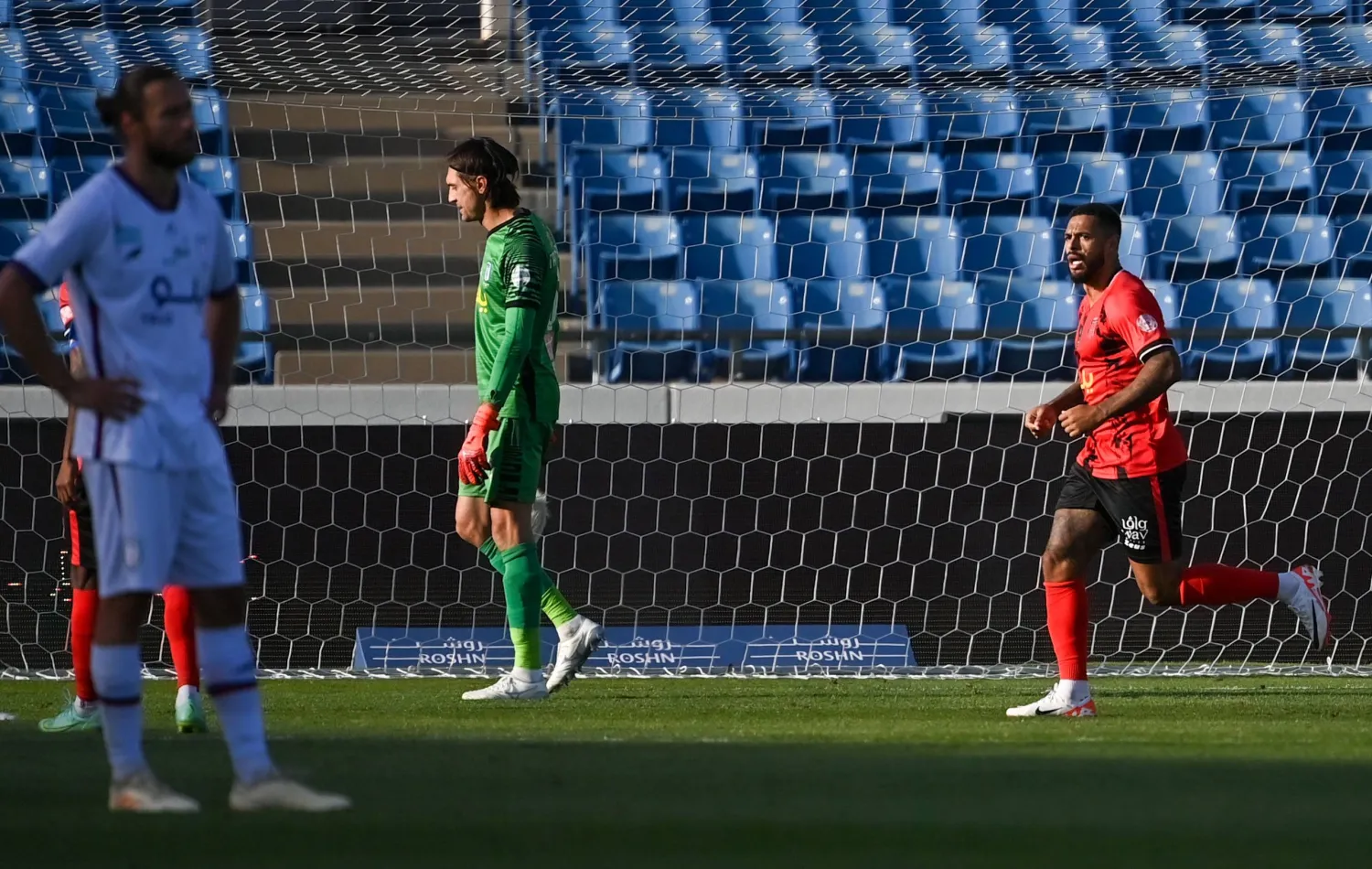 غراي يحتفل بهدفه في شباك أبها (تصوير: علي خمج)