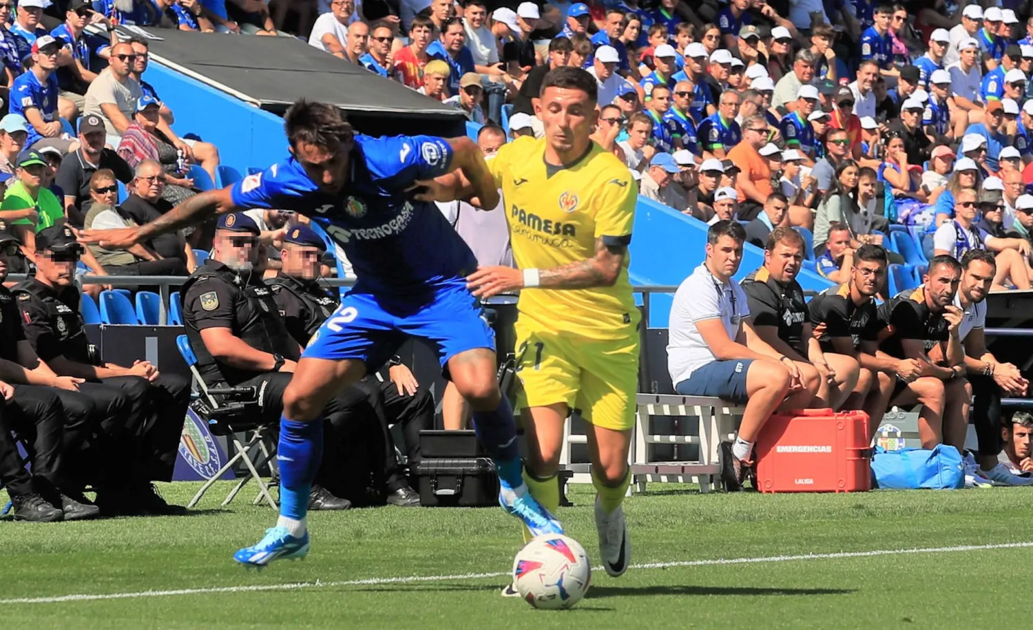 داميان سواريز لاعب خيتامي وييريمي بينو لاعب فياريال في صراع على الكرة (إ.ب.أ)