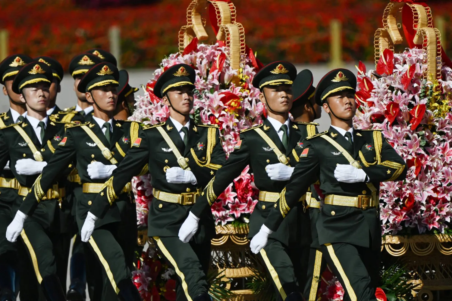 حرس الشرف خلال إحياء الذكرى العاشرة ليوم الشهداء في الصين في بكين السبت (أ.ف.ب)