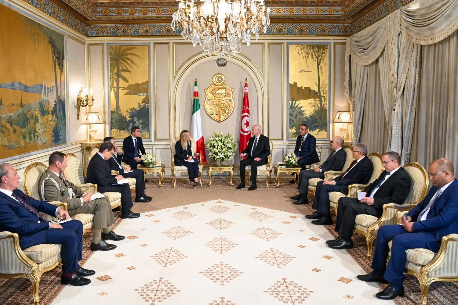 الرئيس سعيد خلال استقباله رئيسة الحكومة الإيطالية والوفد المرافق لبحث اتفاق الهجرة (أ.ف.ب)