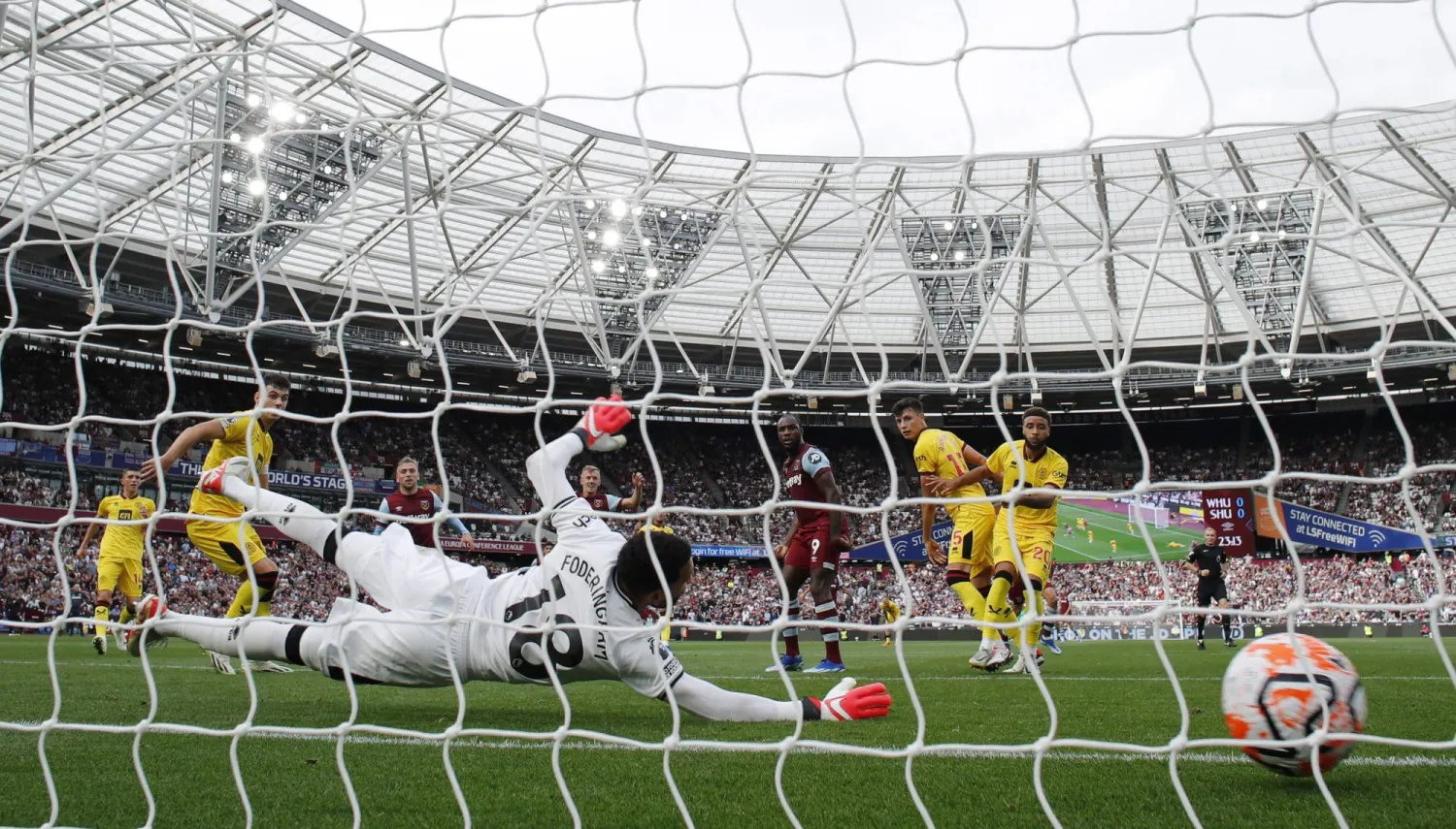 بوين لاعب وست هام يسجل الهدف الأول في شباك شيفليد (رويترز)