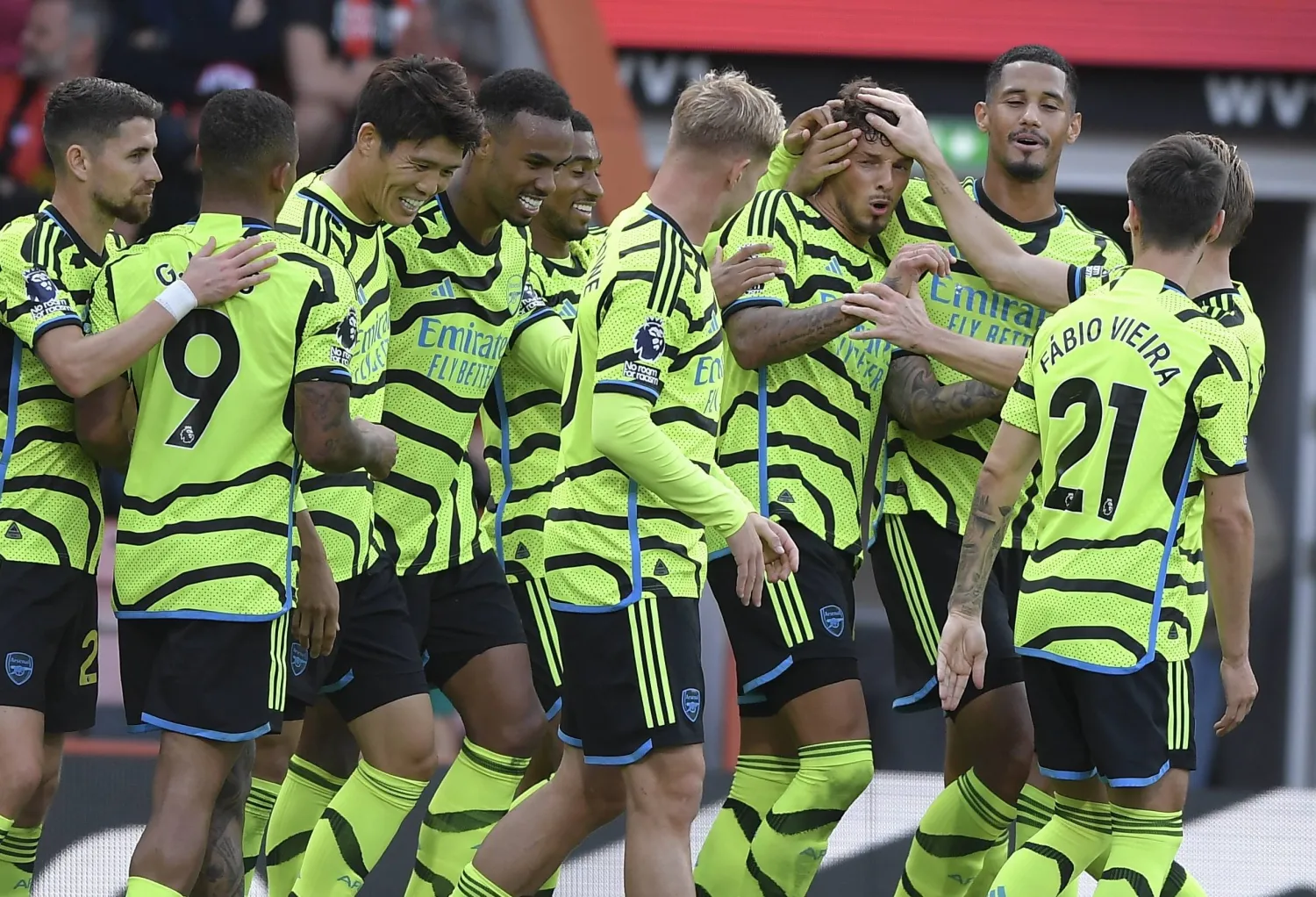 لاعبو آرسنال يحتفلون بهدف زميلهم بن وايت في شباك بورنموث (إ.ب.أ)