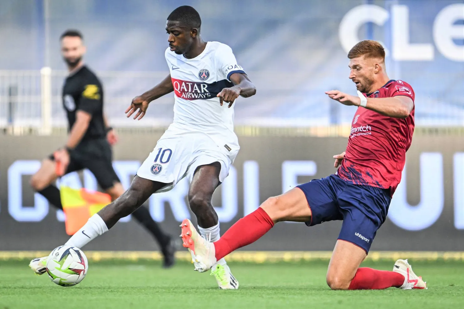 جانب من مواجهة باريس سان جيرمان وكليرمو والتي انتهت بالتعادل السلبي (أ.ف.ب)