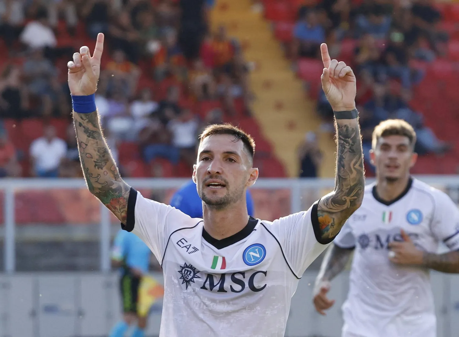 بوليتانو لاعب نابولي يحتفل بتسجيل الهدف الرابع في شباك ليتشي (رويترز)