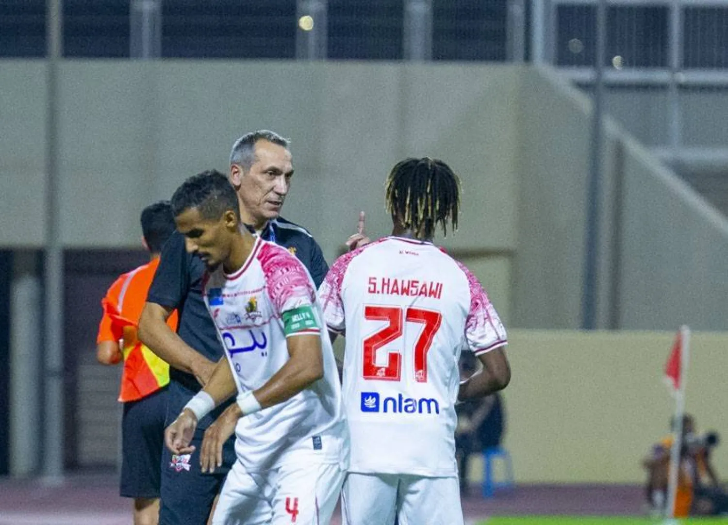 دونيس مدرب الوحدة خلال مجريات المباراة (تصوير: سعد الدوسري) 