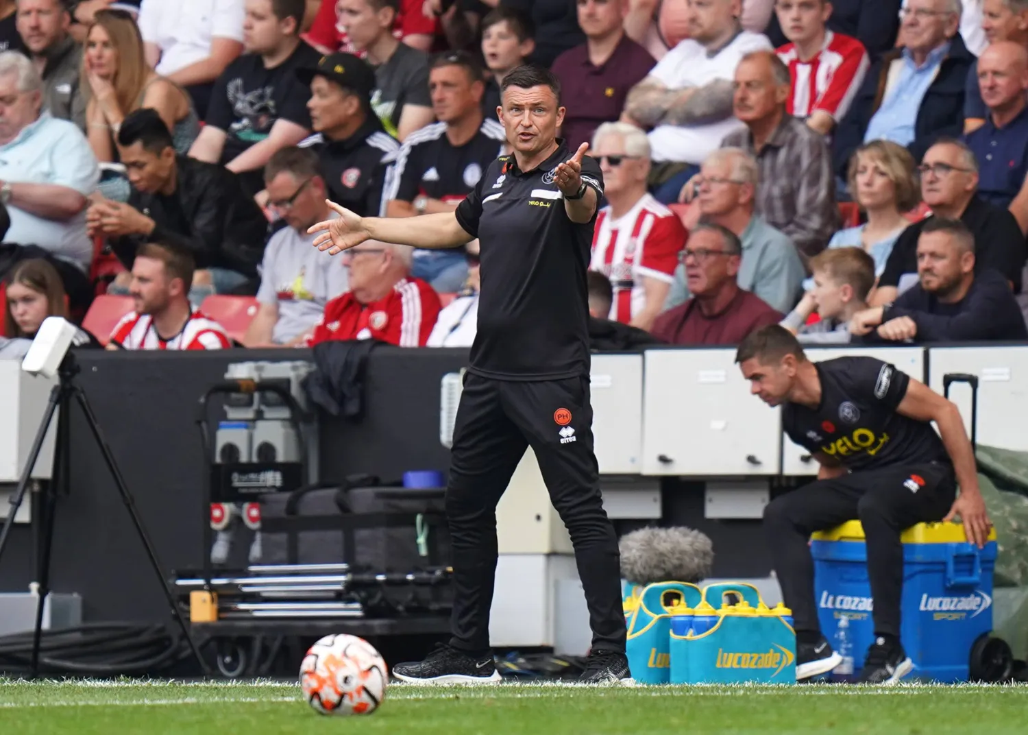 هيكينغبوتوم  مدرب شيفيلد يونايتد اتهم الحكام بـ "عدم فهم اللعبة"  بعد الهزيمة من  توتنهام (ب.أ)

