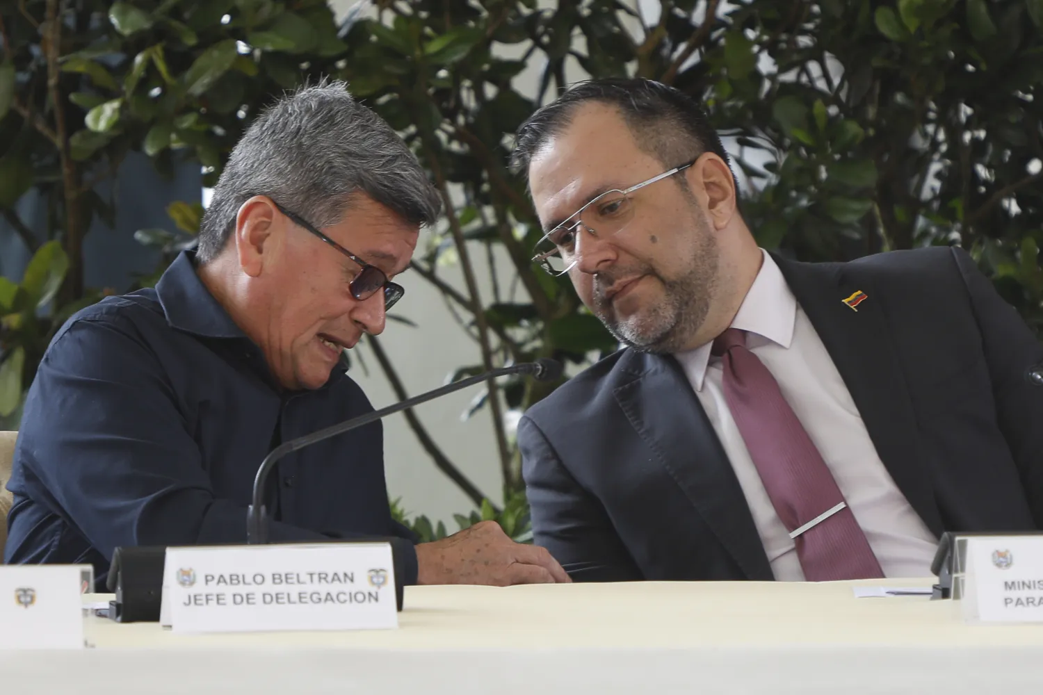 ELN adına arabuluculuk yapan Israel Ramirez ve Venezuela Dışişleri Bakanı Yvan Gil Pinto (sağda) da toplantıya katıldı (AA)