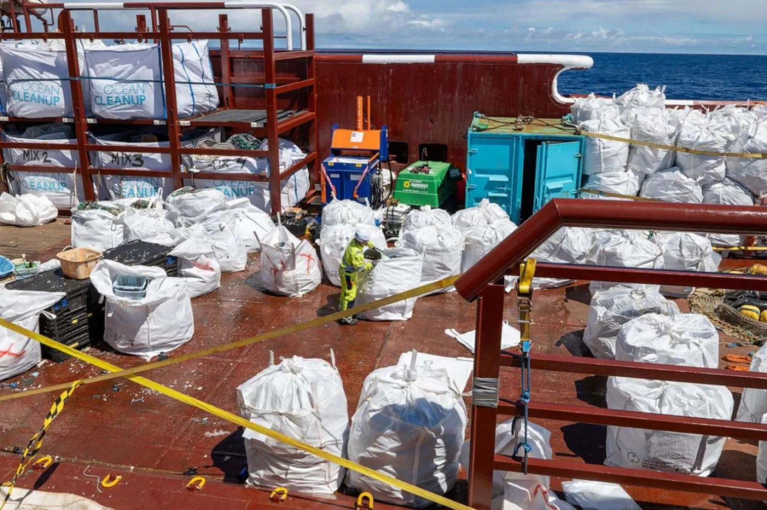 Temizlik ekipleri Büyük Pasifik Çöp Alanı'ndan 11 tonu aşkın çöp çıkararak kendi türünde bugüne kadarki en büyük operasyonu gerçekleştirdi (The Ocean Cleanup)