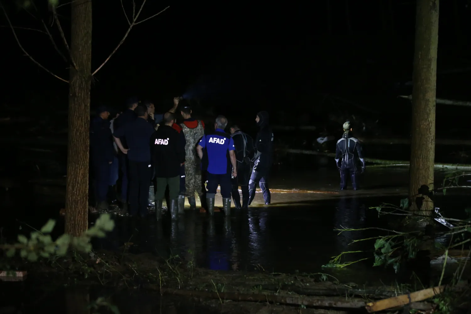 Kayıp 3 kişiyi arama çalışmaları sürüyor (AA)