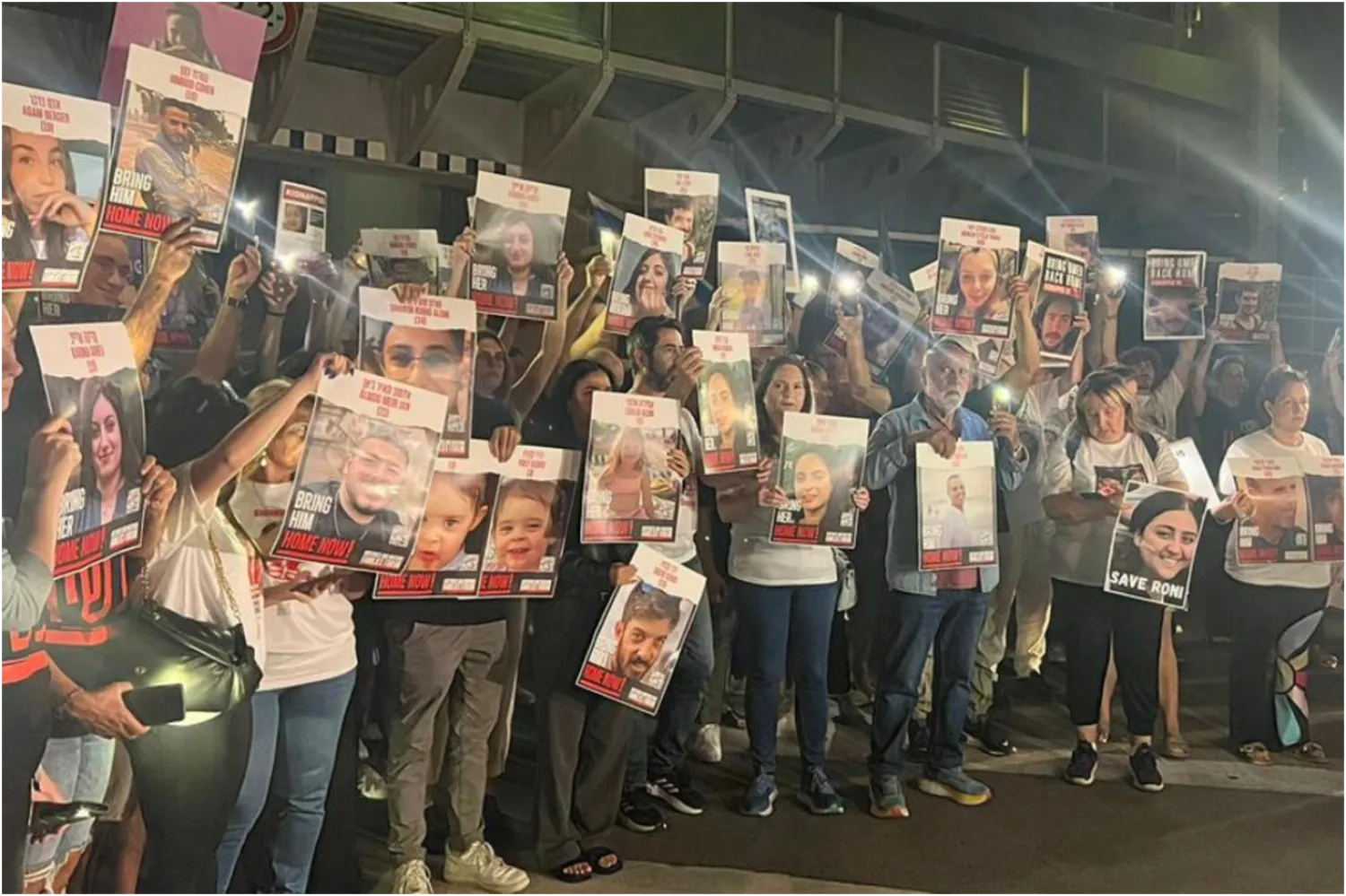 Tel Aviv'deki göstericiler İsrailli mahkumların fotoğraflarını taşıyor (Mahkum Aileleri Birliği)