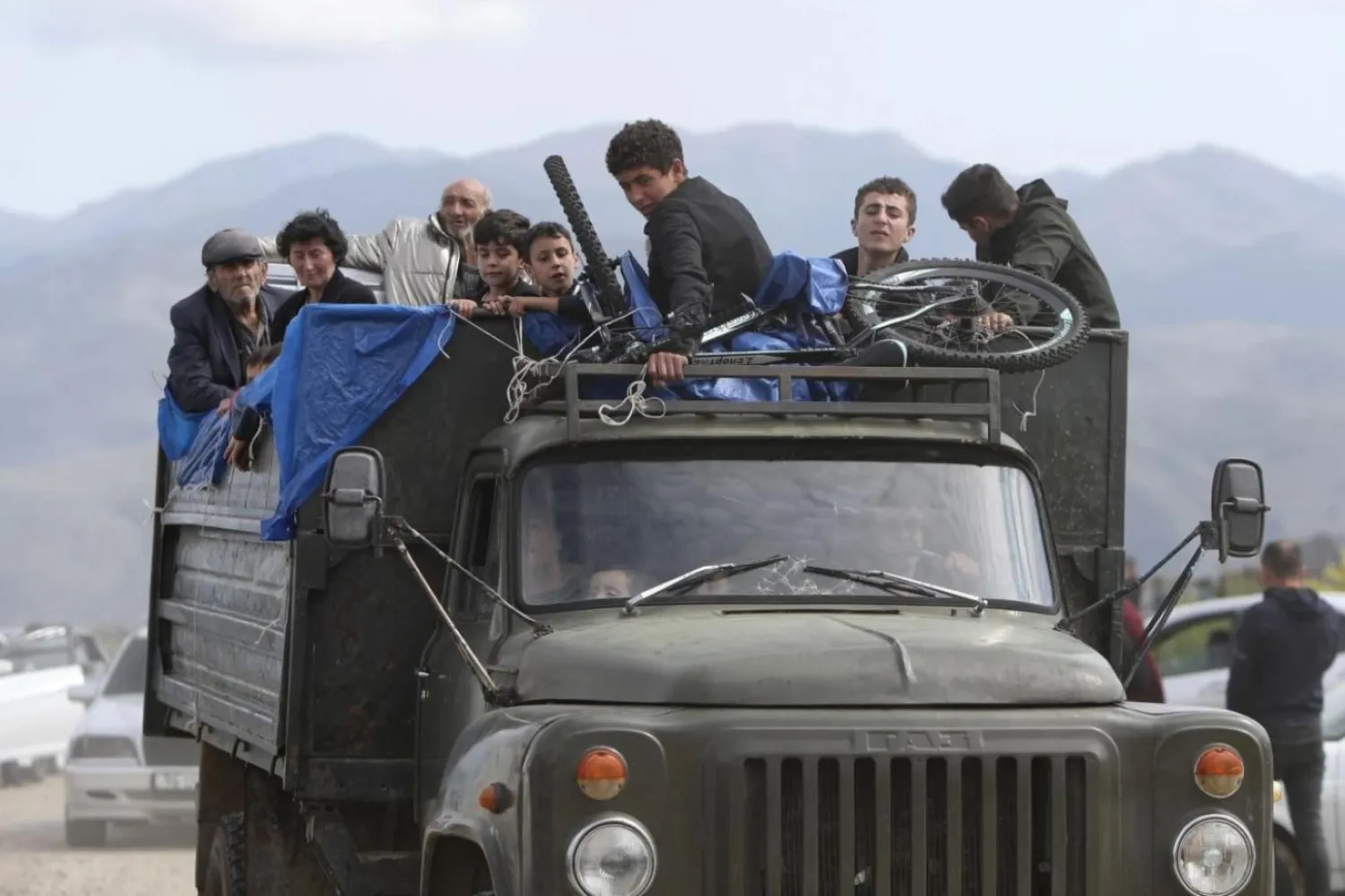 Azerbaycan'ın operasyonunun ardından Dağlık Karabağ'da yaşayan yaklaşık 100 bin kişi Ermenistan'a göç etti (AP)