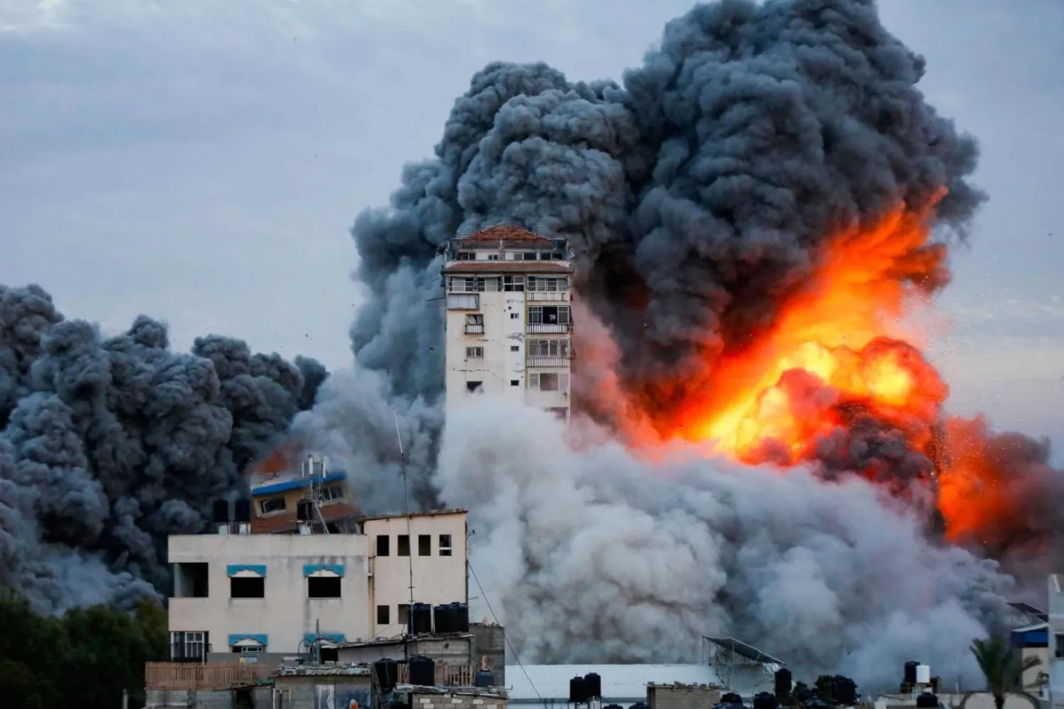 Fotoğrafta İsrail güçlerinin 7 Ekim'de Gazze'deki yüksek bir kuleye saldırısının ardından yükselen duman ve alevler görülüyor (Reuters)