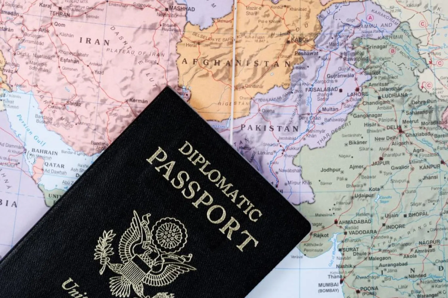 Diplomatik dokunulmazlık sonsuz değil ve kişinin resmi görevde bulunduğu süre içindeki resmi eylemleriyle sınırlı