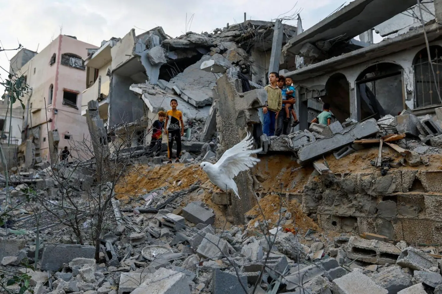 İsrail ordusu, bombardımana tuttuğu Gazze Şeridi'ne kara harekatı da planlıyor (Reuters)