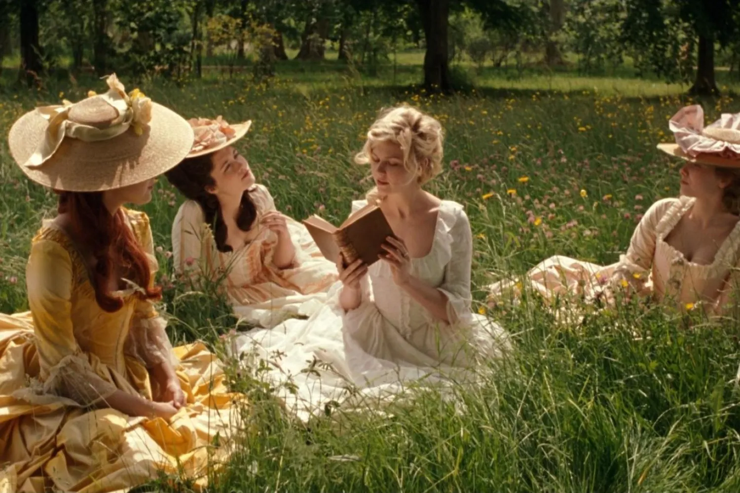 Filmde Dunst ve Schwartzman'ın yanı sıra Judy Davis, Steve Coogan, Rose Byrne ve Asia Argento rol alıyordu (Columbia)