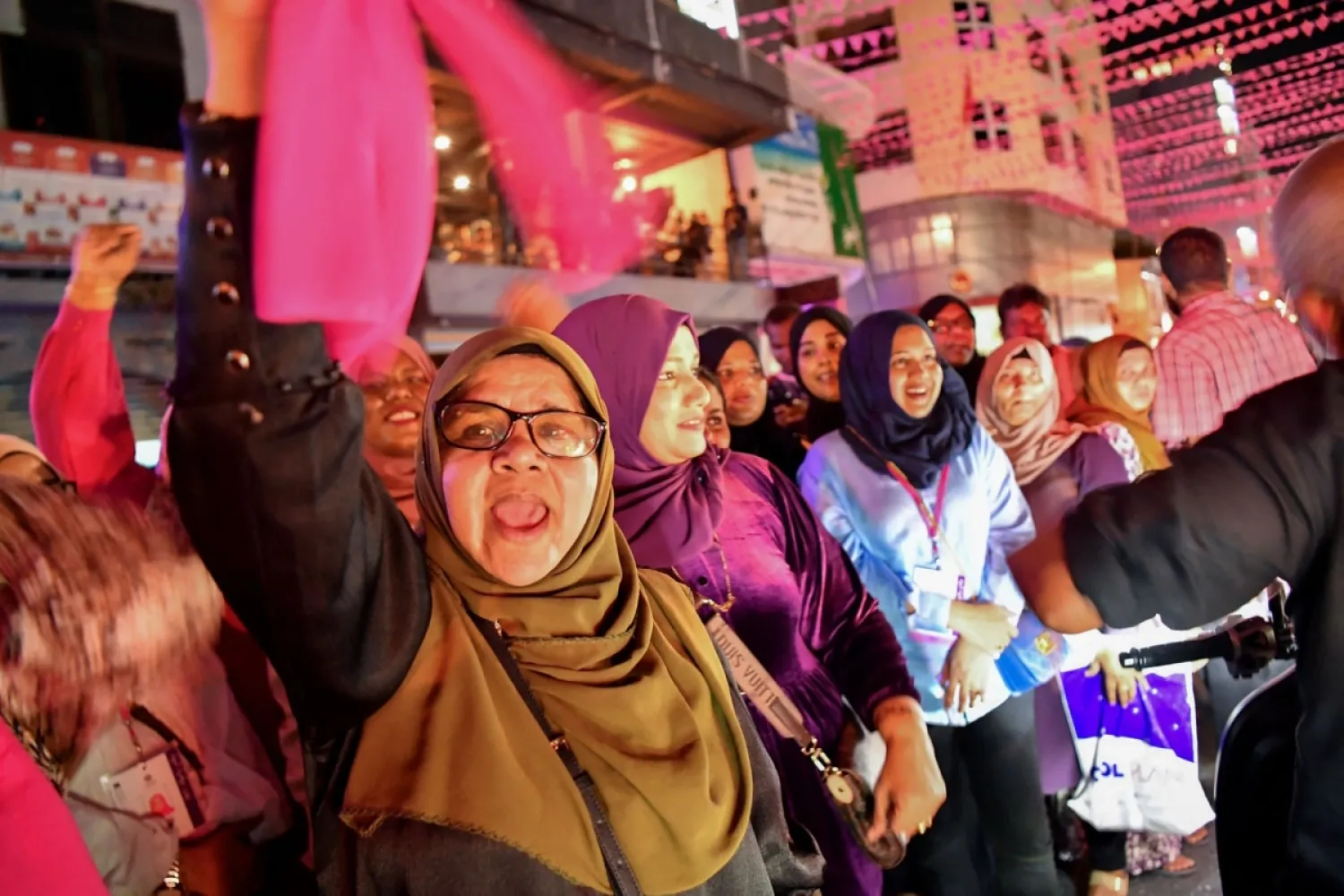 Maldivler’de muhalefet koalisyonunun destekçileri 30 eylülde sokağa çıkarak Muhammed Muizzu’yu destekleyen sloganlar attı. (AFP)
