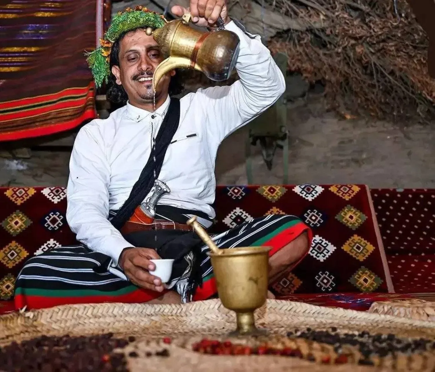 تعد القهوة السعودية رمزا للكرم والأصالة التي يعتز بها السعوديون (واس)