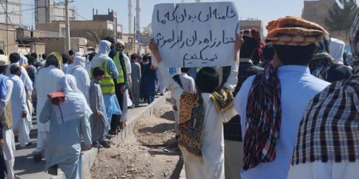 متظاهر یرفع لافتة تخاطب المرشد الإيراني علي خامنئي بأنهم لن ينسوا ضحايا الجمعة الدامي في زاهدان (حال وش)