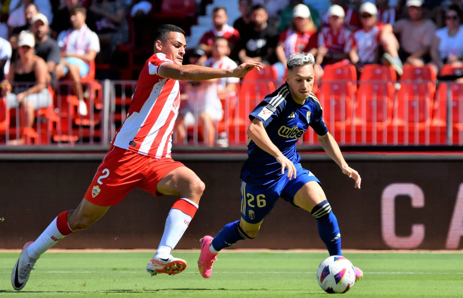 كايكي فرنانديز لاعب ألميريا يتنافس على الكرة مع برايان سرقسطة من غرناطة  (إ.ب.أ)