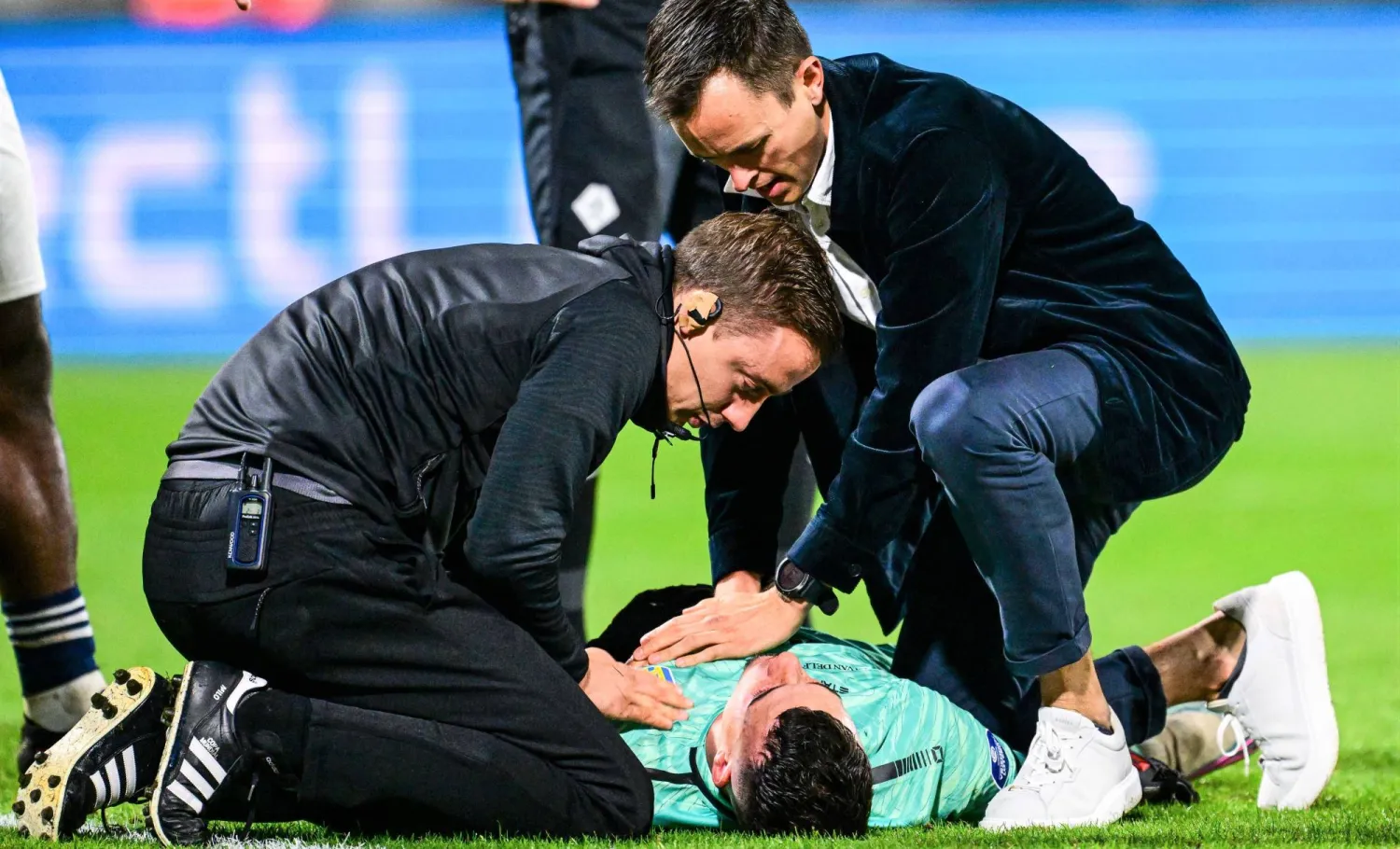الحارس إتيان فاسن يتلقى أول رعاية طبية في مواجهة فالفيك ونظيره أياكس (د.ب.أ)