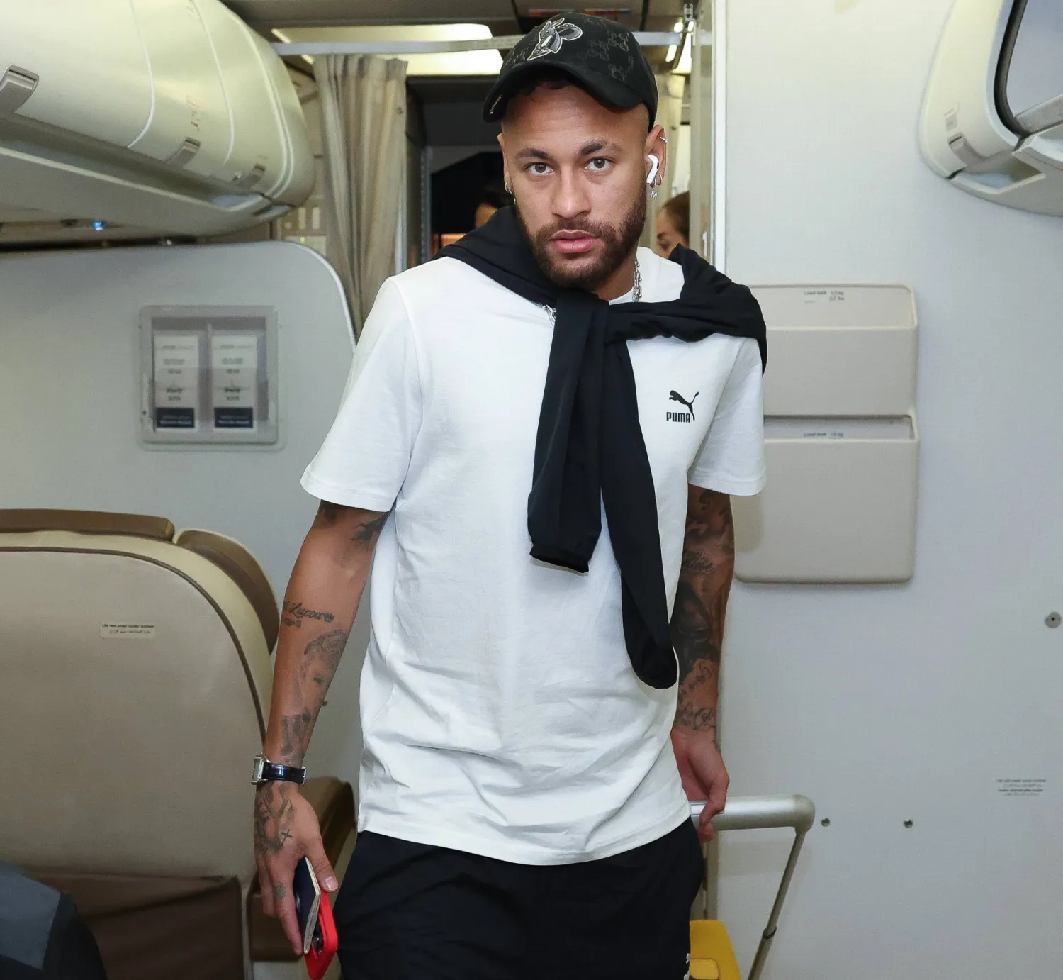 نيمار لدى صعوده إلى الطائرة الهلالية المغادِرة إلى طهران (نادي الهلال)