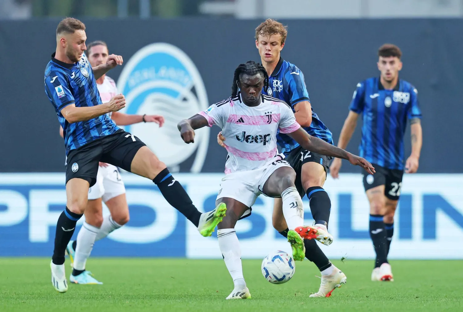 جانب من مواجهة يوفنتوس وأتالانتا في الدوري الإيطالي (إ.ب.أ)