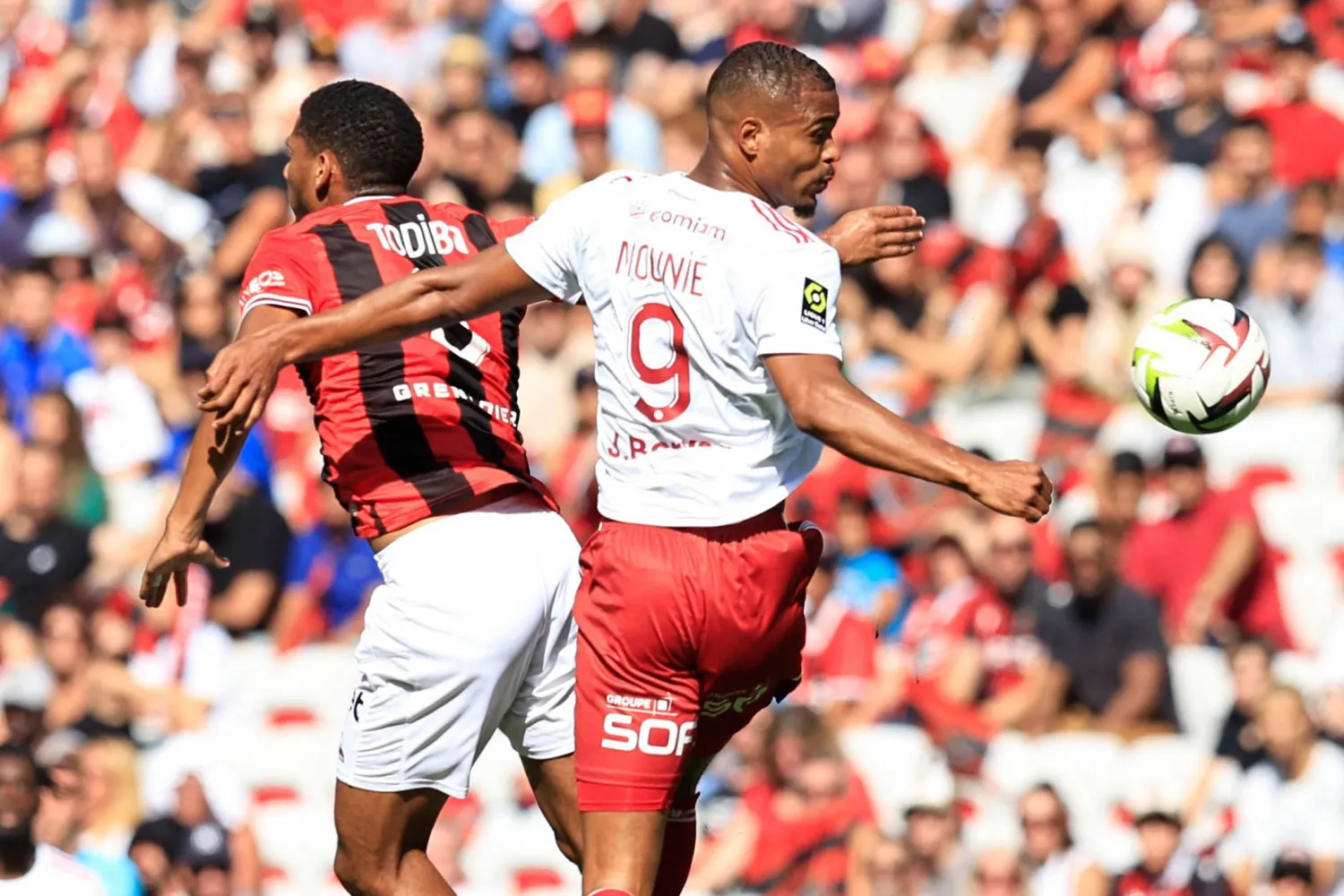 جانب من لقاء بريست ونيس في قمة الجولة السابعة من الدوري الفرنسي (أ.ف.ب)