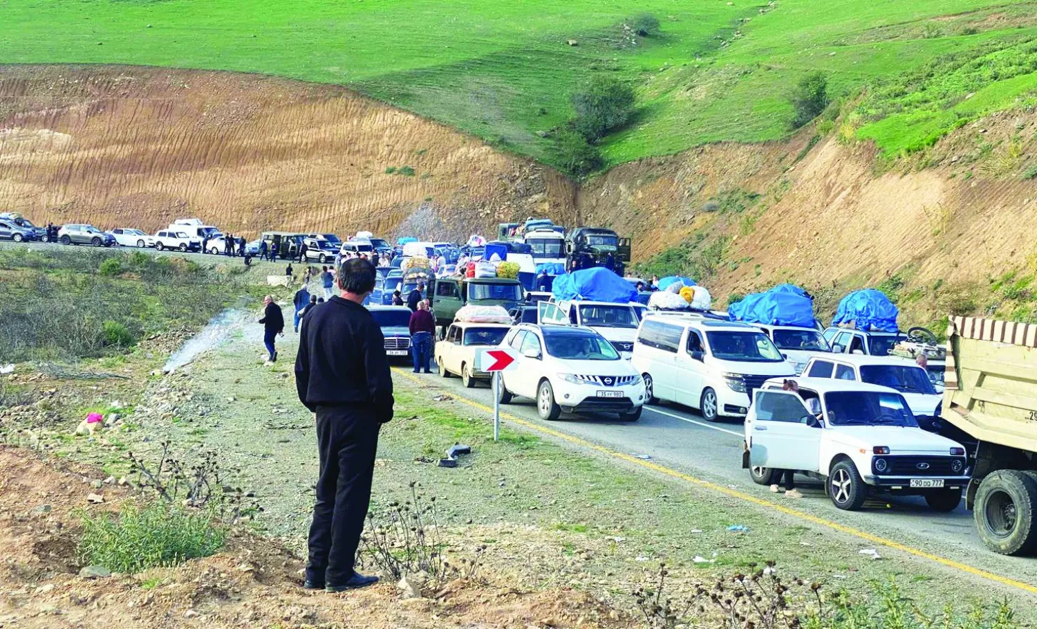 قافلة طويلة من السيارات التي تُقلّ فارّين من كاراباخ تنتظر عبور الحدود إلى أرمينيا في 28 سبتمبر (أ.ف.ب)
