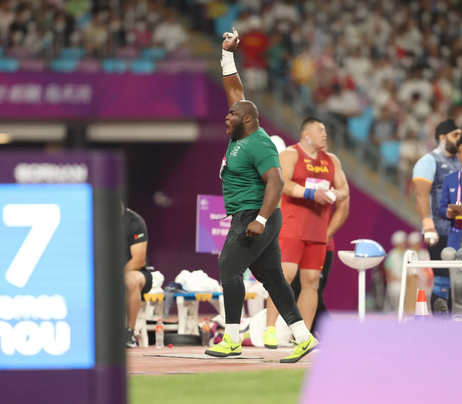 تولو محتفلا بعد حصوله على الفضية (الشرق الأوسط)