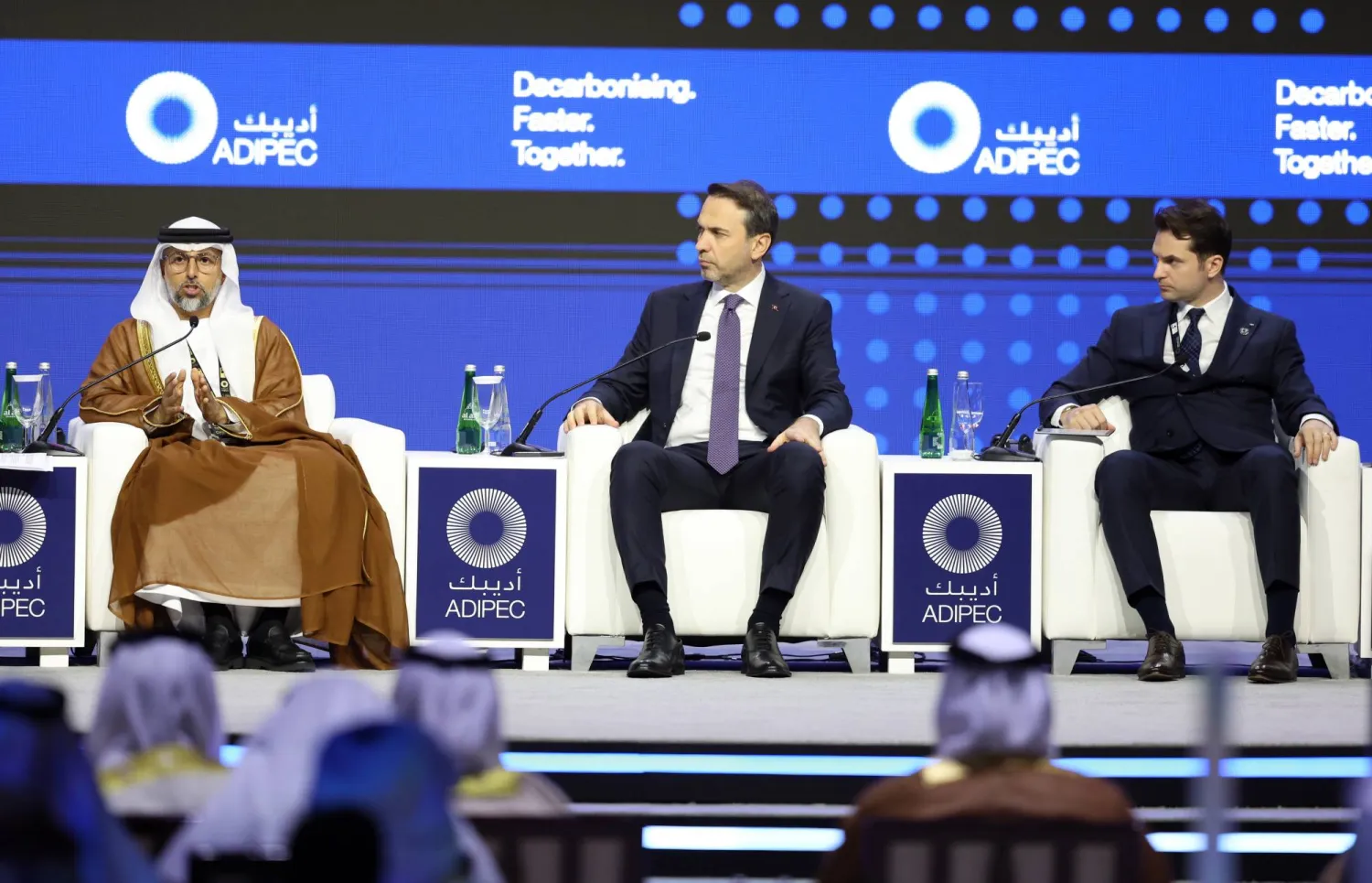 وزير الطاقة الإماراتي سهيل المزروعي خلال مشاركته في مؤتمر للنفط والغاز بأبوظبي (إ.ب.أ)