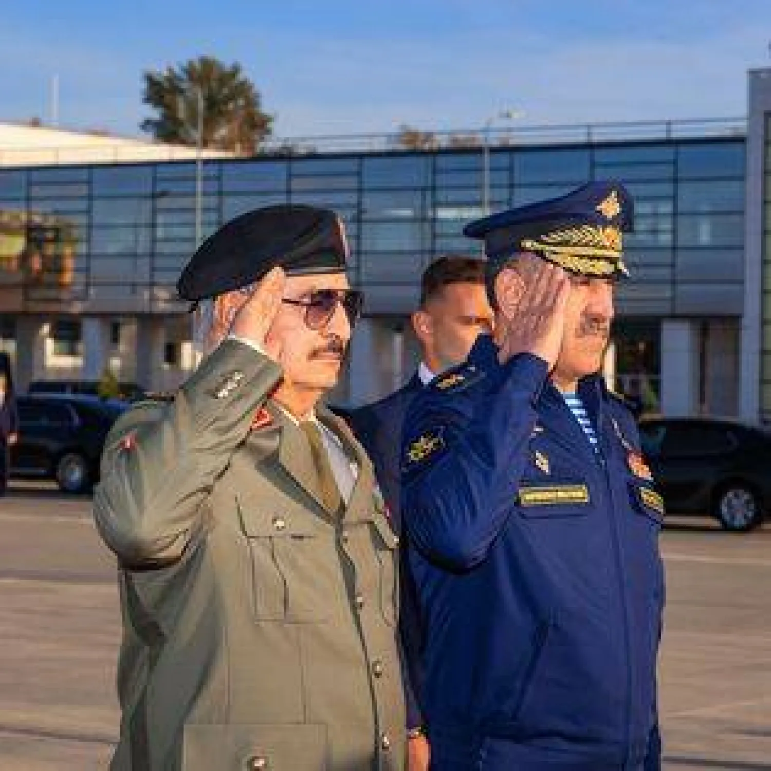 نائب وزير الدفاع الروسي يونس بك يفكوروف يستقبل قائد «الجيش الوطني» الليبي خليفة حفتر في روسيا أواخر سبتمبر الماضي (الجيش الليبي)