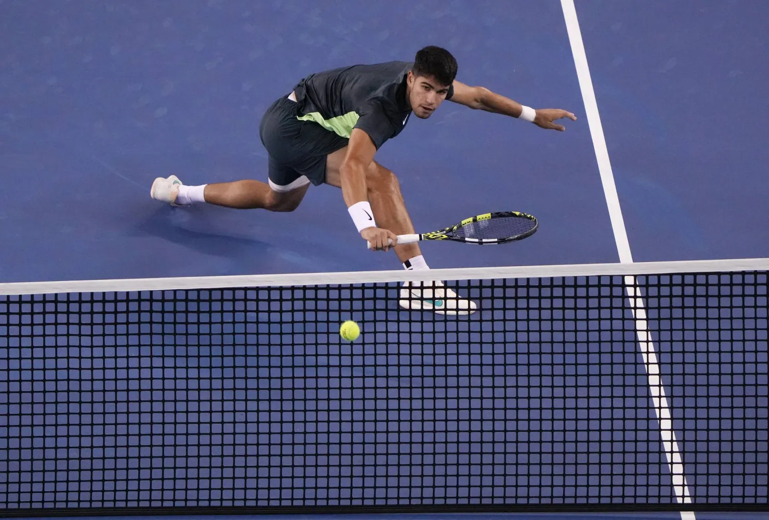 الإسباني ألكاراس خلال مواجهته النرويجي كاسبر رود (أ.ب)