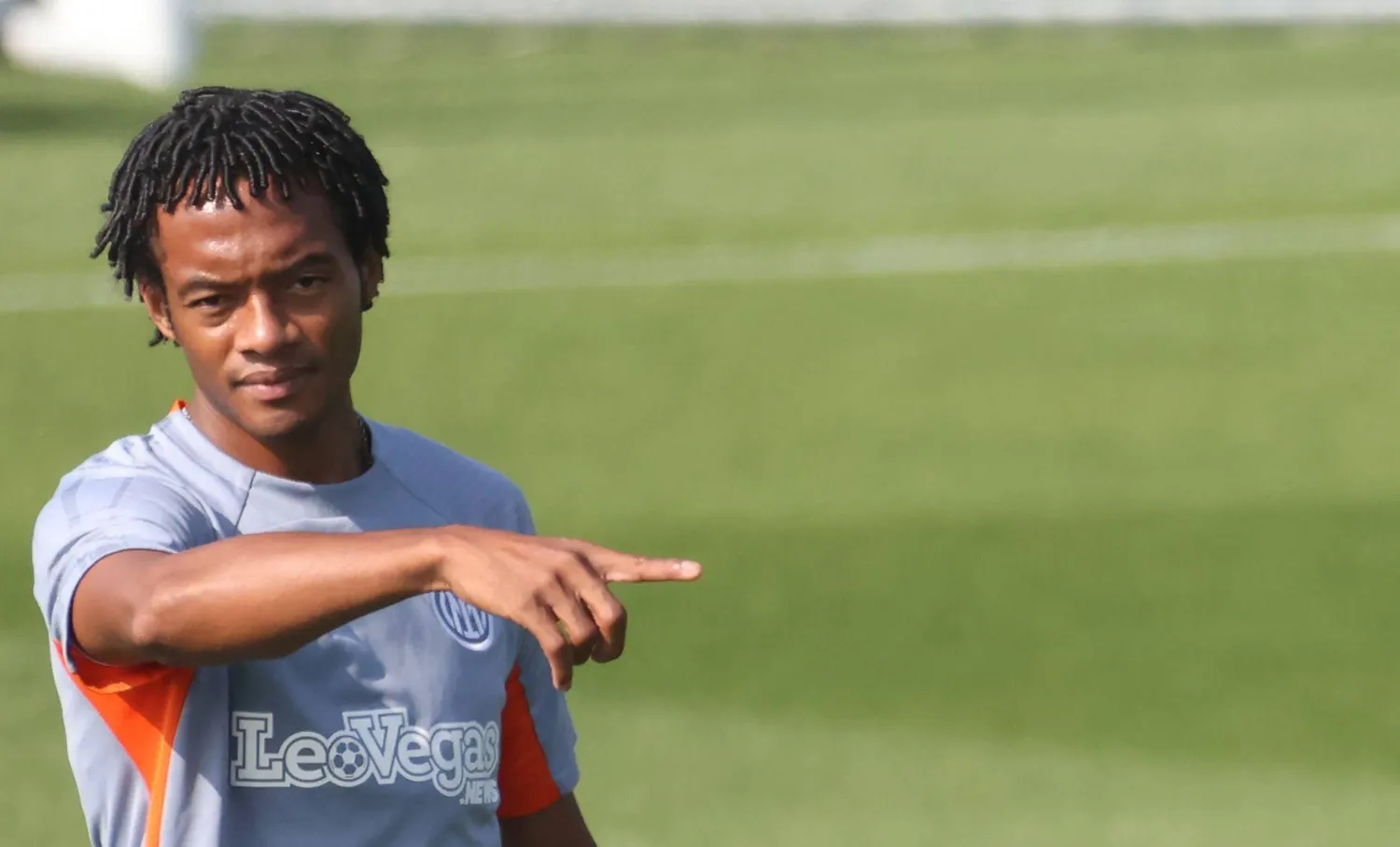 كوادرادو خلال مشاركته في حصة تدريبية لفريق إنتر ميلان  (إ.ب.أ)