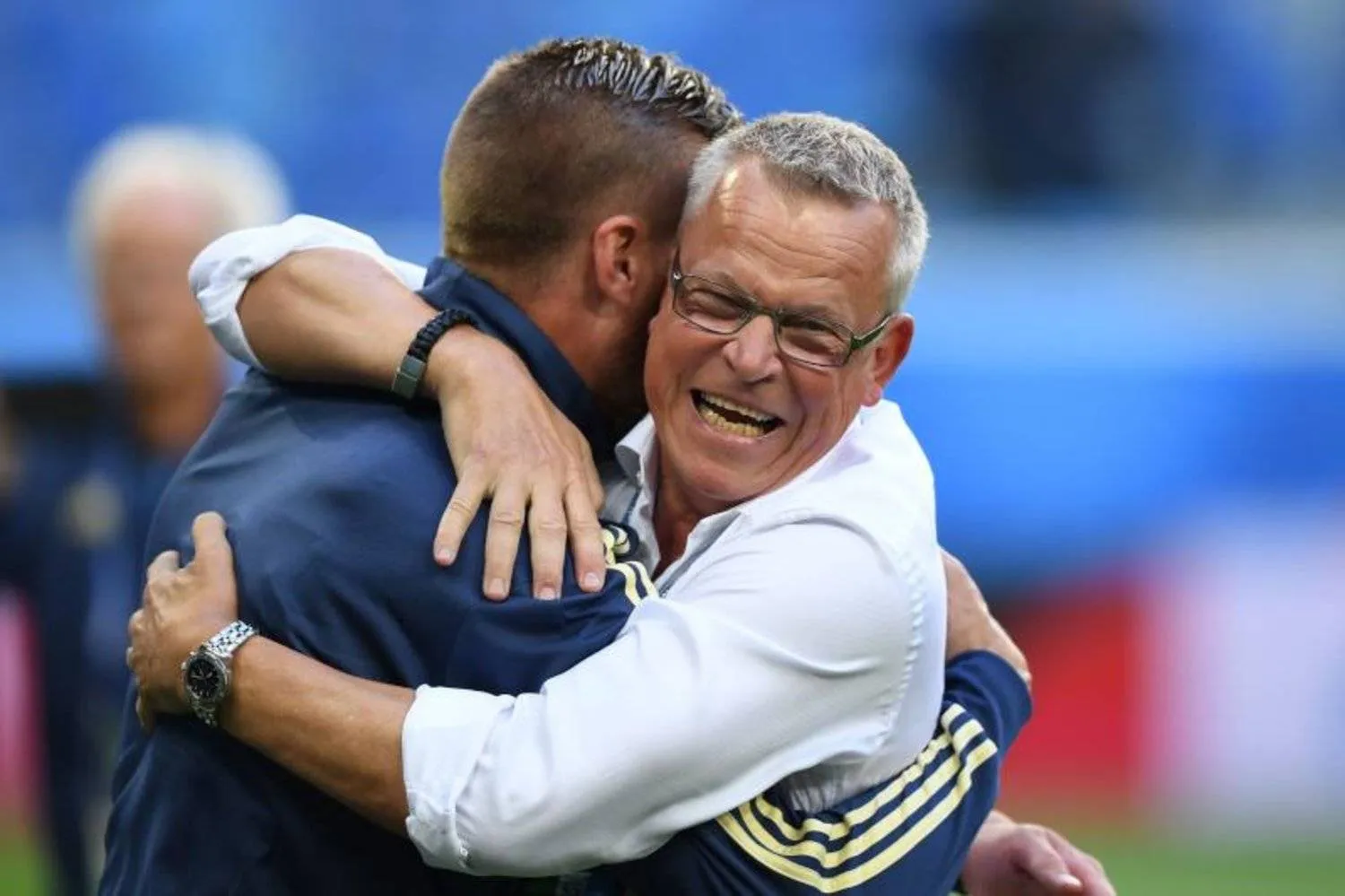 يان أندرسون مدرب منتخب السويد يحتفل بأحد الانتصارات (أ.ف.ب)