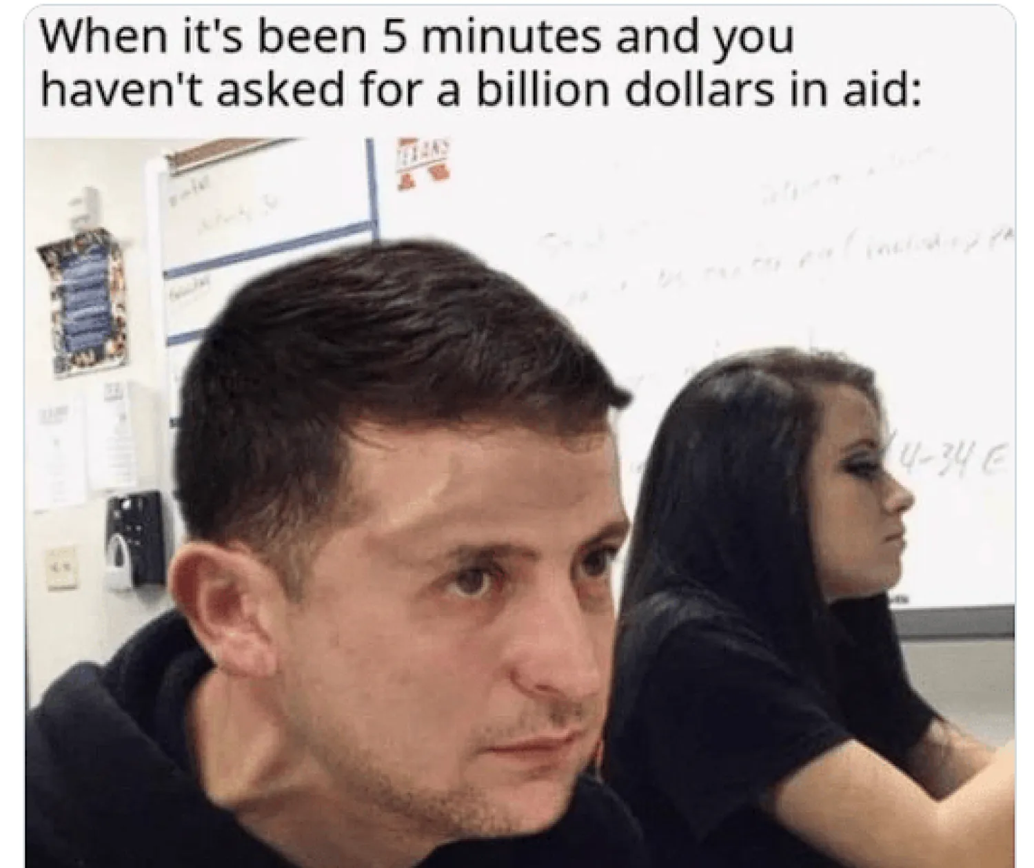 الصورة التي نشرها إيلون ماسك على منصته «إكس» متهكماً فيها على الرئيس الأوكراني فولوديمير زيلينسكي حيث كتب بالإنجليزية (أعلى المنشور): «عندما تمر 5 دقائق من دون أن تطلب مساعدات بمليار دولار» (حساب إيلون ماسك على منصة إكس)