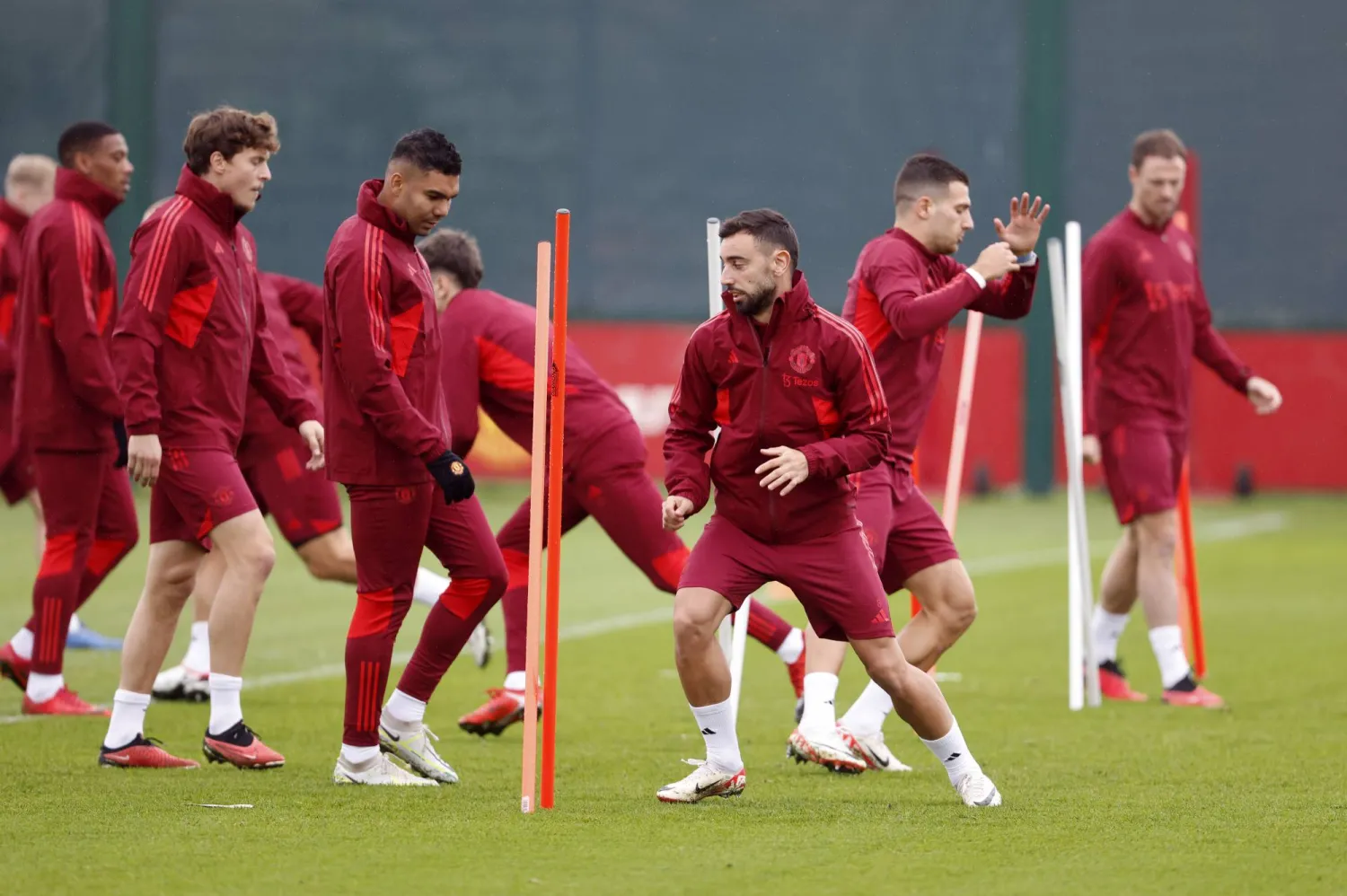 لاعبو يونايتد مطالبون بردة فعل إيجابية أمام غلاطة سراي لمصالحة جماهيرهم (د ب ا)