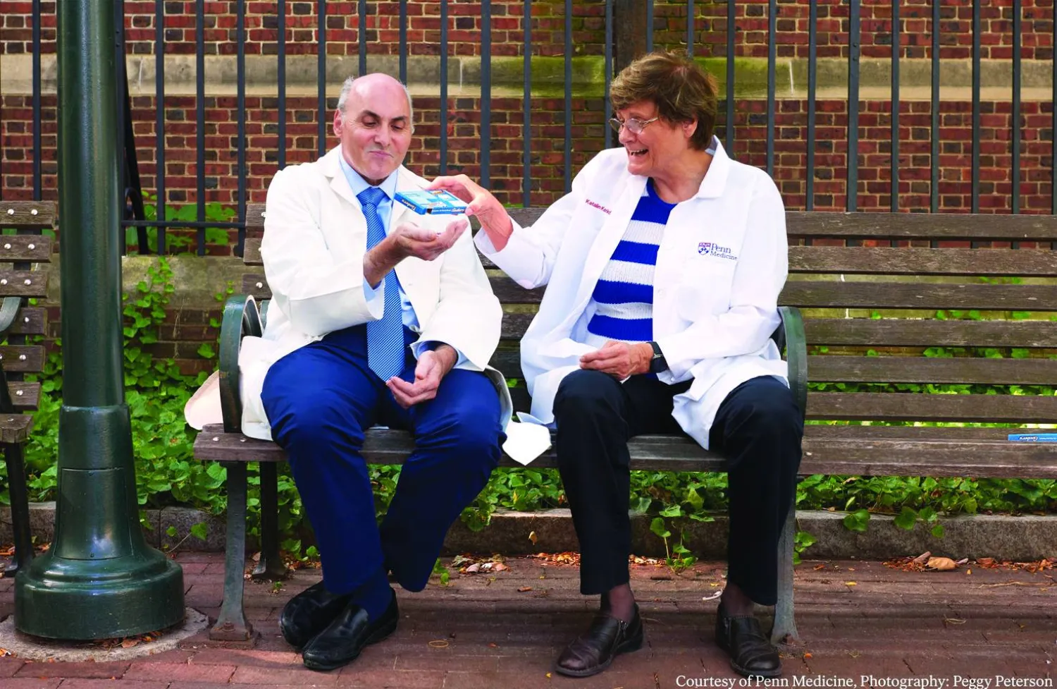 المجرية كاتالين كاريكو والأميركي درو وايزمان (صفحة جائزة نوبل على فيسبوك)