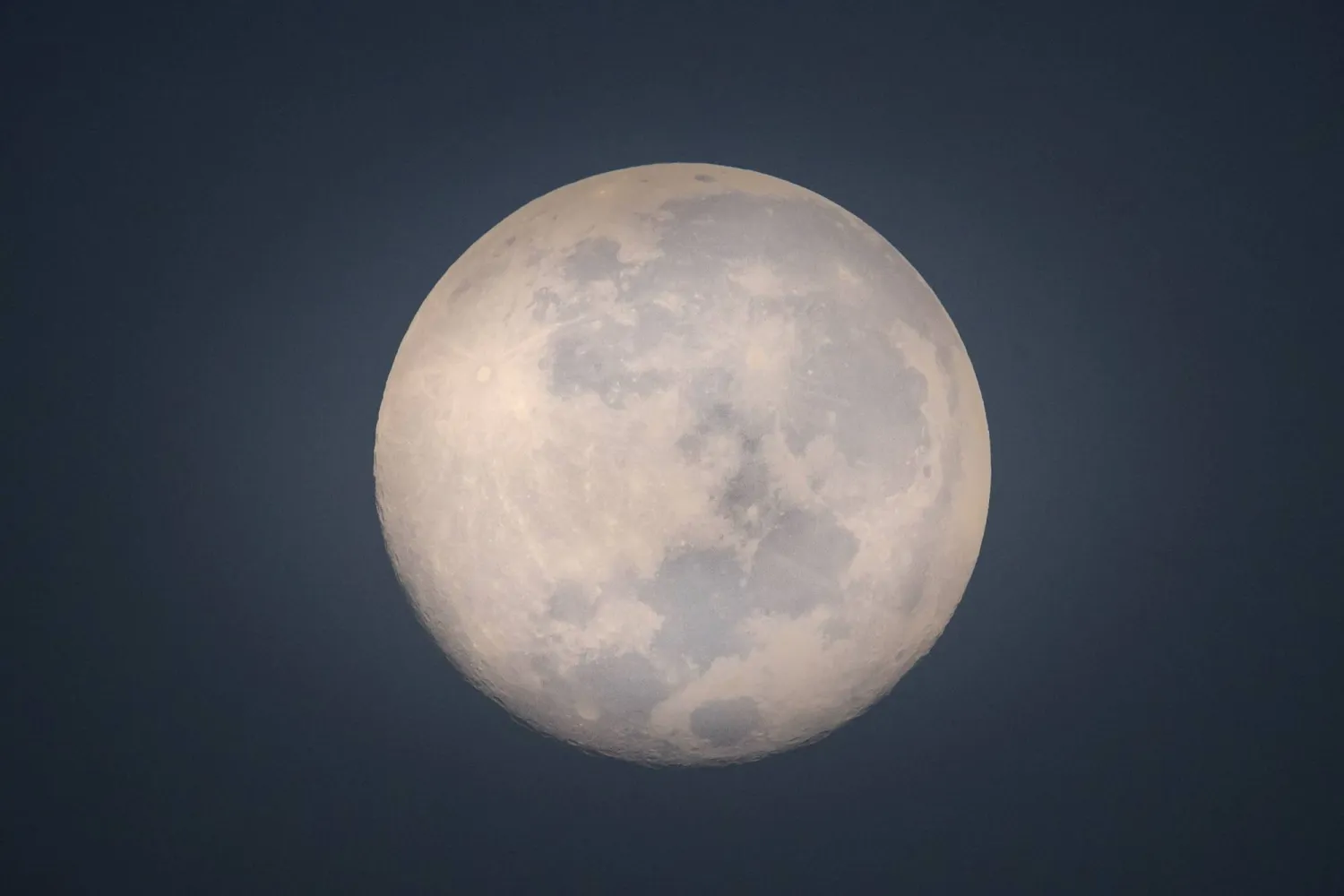 الصين وشركاؤها الدوليون يمكنهم إطلاق مركباتهم الفضائية وتشغيلها وإجراء «تفاعلات» بين المركبات الفضائية واستكشاف سطح القمر بصورة مشتركة (إ.ب.أ)