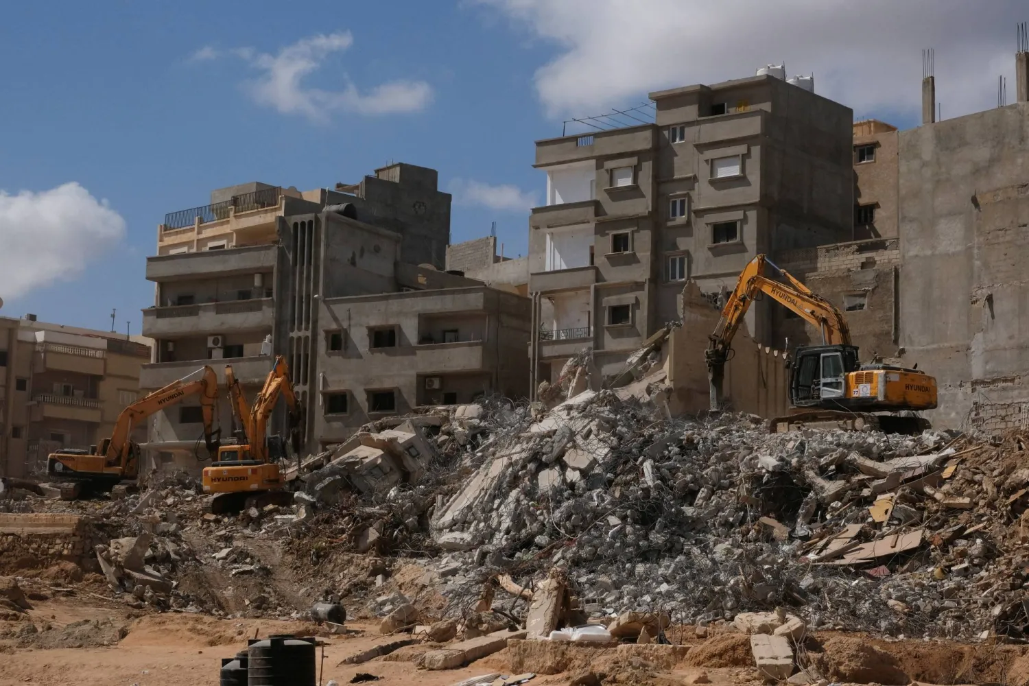 الجرافات تزيل أنقاض المباني المتضررة من الفيضانات القاتلة في درنة بليبيا في 30 سبتمبر 2023 (رويترز)