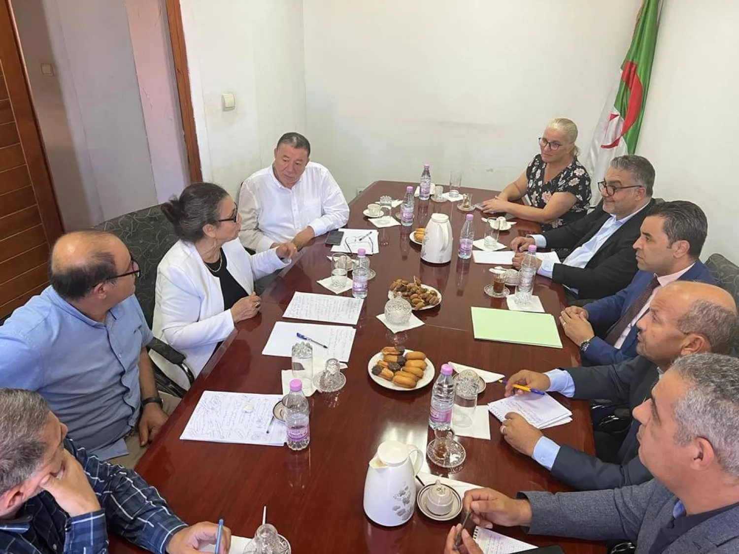 وفد «جبهة القوى الاشتراكية» (يمين) خلال عرض أرضية التوافق على قيادة «حزب العمال» (القوى الاشتراكية)