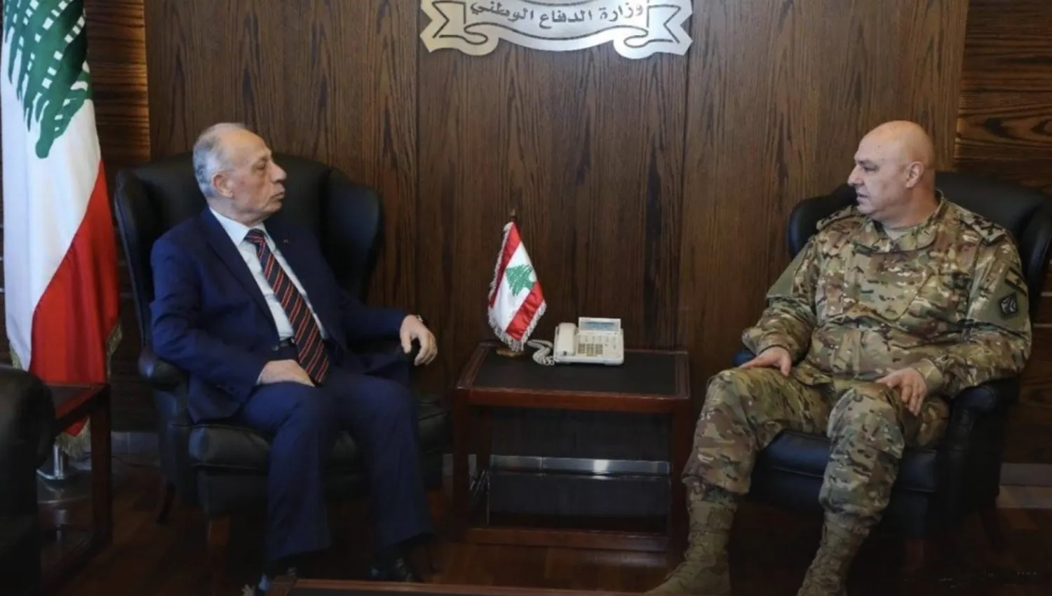 من لقاء سابق بين وزير الدفاع موريس سليم وقائد الجيش العماد جوزيف عون (وزارة الدفاع) 