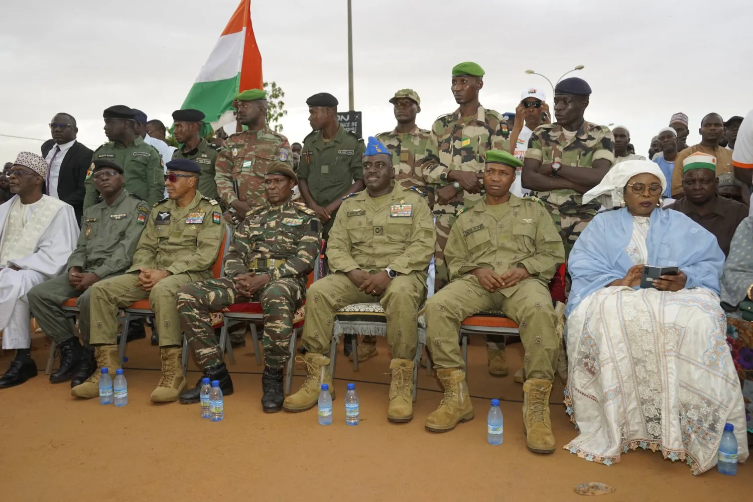 عدد من كبار المسؤولين في الحكومة العسكرية يحضرون تجمعاً شعبياً في نيامي الأحد الماضي (إ.ب.أ)