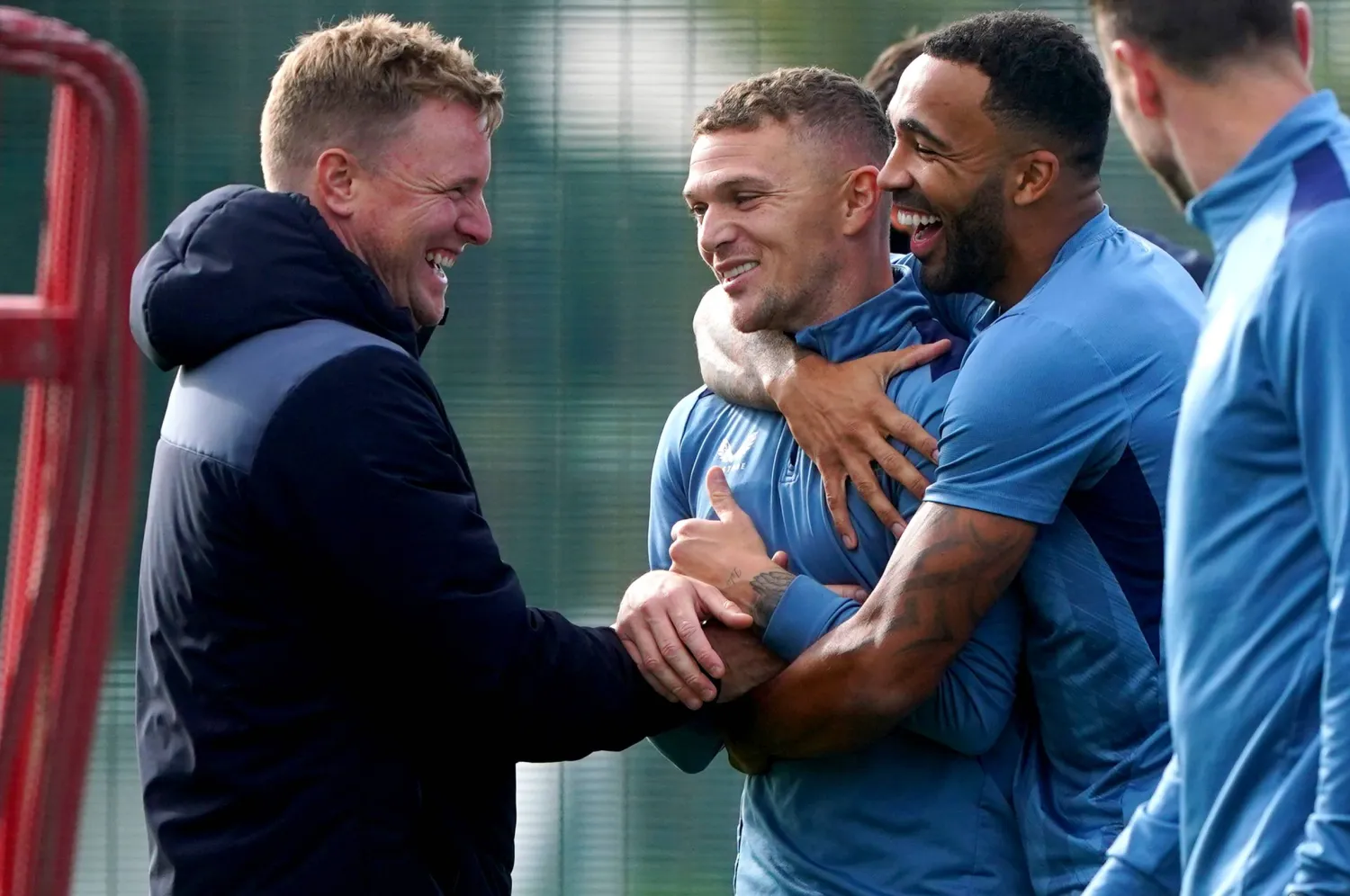 هاو يمازح لاعبي نيوكاسل خلال التدريبات (د.ب.أ)