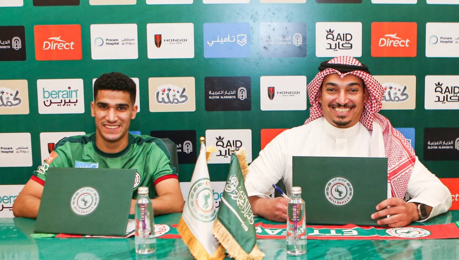 حامد الغامدي خلال توقيعه العقد الجديد (نادي الاتفاق)