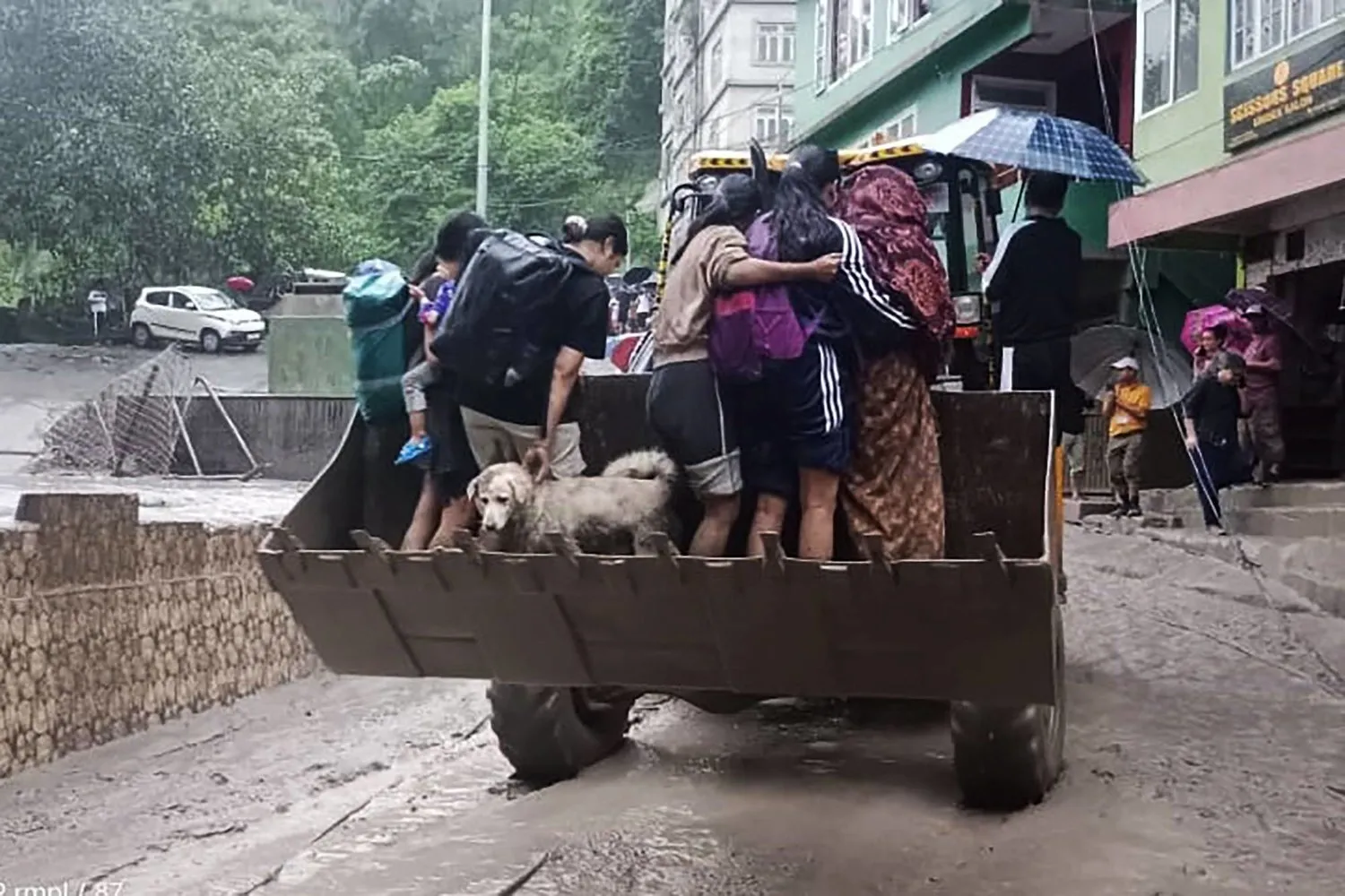Hindistan Savunma Bakanlığı tarafından yayınlanan bir fotoğraf, Hindistan'ın Sikkim eyaletindeki Mogothang'da şiddetli yağışların neden olduğu ani sel sonrasında halkın tahliyesini gösteriyor (AFP)