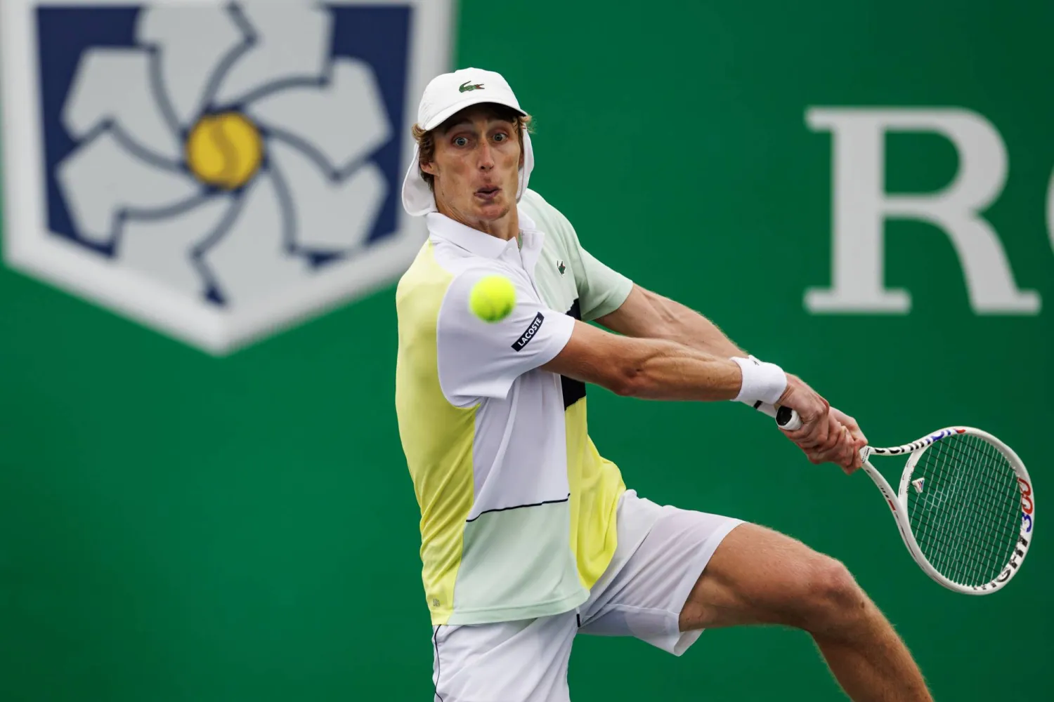 الأسترالي مارك بولمانس لحظة تسديد الكرة في وجه الحكم (غيتي)