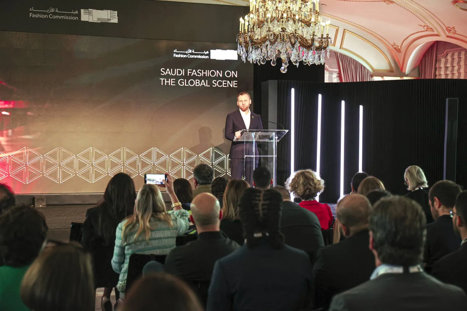 الرئيس التنفيذي لـ«هيئة الأزياء» السعودية بوراك كاكماك ضمن أسبوع الموضة في نيويورك (الشرق الأوسط)