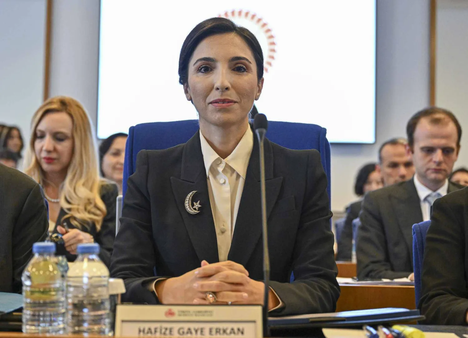 رئيسة مصرف تركيا المركزي خلال عرض تقييمي بالبرلمان الثلاثاء (المركزي التركي)